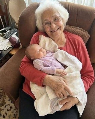 Di a luz a un bebé a los 79 años, y mis hijos me llevaron a juicio para que me declararan incapacitada. Pero cuando el juez preguntó quién era el padre, se abrió la puerta de la sala del tribunal…