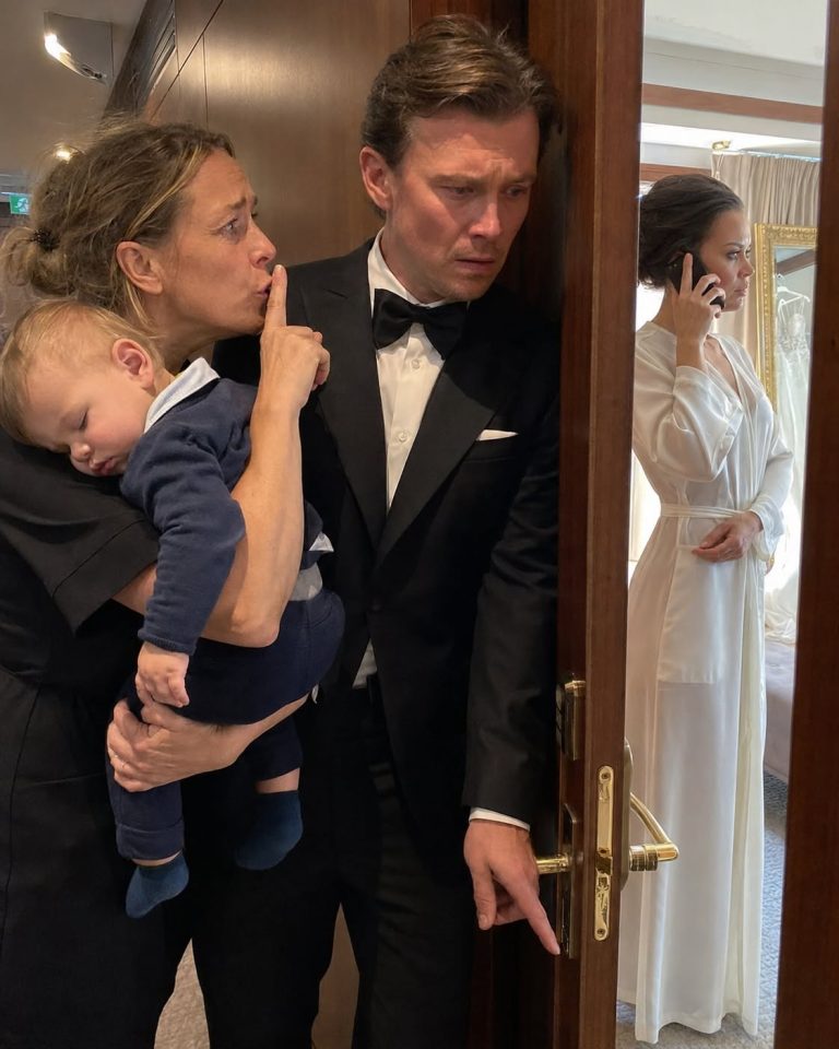 La tata di mio figlio mi afferrò per un braccio 90 minuti prima del matrimonio e mi sussurrò: «Non scenda ancora». Mi nascosi dietro una porta socchiusa e sentii la mia futura moglie parlare della mia azienda, della mia casa e di mio figlio di 11 mesi. Poi pronunciò una frase che mi fece annullare il matrimonio prima che anche solo uno degli invitati capisse il motivo.