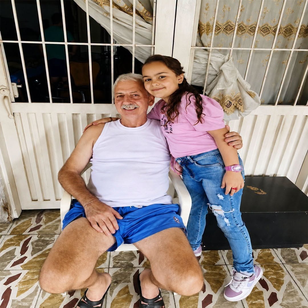 Mi hija siempre me rogaba quedarse con el abuelo, pero después de escuchar una frase que ella repitió, decidí regresar a escondidas