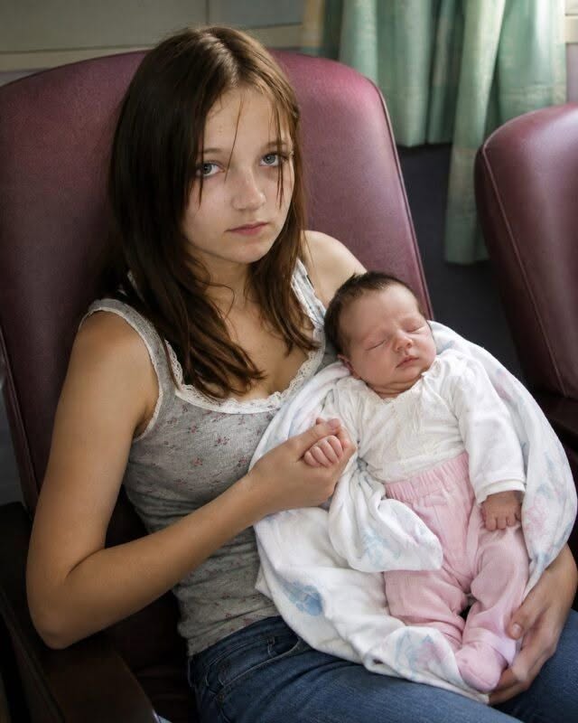 Mi hija tenía solo 14 años cuando ella y su novio nos dijeron que estaba embarazada — Mi marido señaló la puerta y dijo: “Fuera de mi casa”… Pero solo unas horas después, una aterradora llamada telefónica le hizo darse cuenta de que quizá había cometido el peor error de su vida