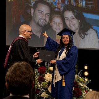 El día de mi graduación estaba sola, hasta que unas manos cubrieron mis ojos – Habemus Asado