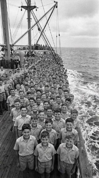 Cuando 740 niños fueron condenados a muerte en alta mar durante la Segunda Guerra Mundial, el mundo entero dijo “no”. Solo un hombre dijo “sí”. Era 1942. Un viejo barco flotaba a la deriva en medio del Océano Índico como un ataúd. A bordo viajaban 740 niños polacos, huérfanos que habían sobrevivido a los campos de trabajo soviéticos donde sus padres habían muerto de hambre, enfermedad y agotamiento. onAugust 7, 2026