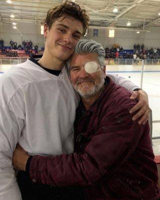 Adopté al hijo de mi mejor amigo después de que lo abandonara. Años después, el niño invitó a su padre biológico a un partido de hockey y dio un discurso que me hizo llorar.