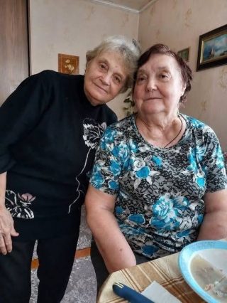 Durante 27 años, mi amiga me dio dinero todos los meses y repetía: «Es la deuda de tu difunto esposo». Después de su muerte, el director del banco abrió una cuenta secreta… Me quedé en shock