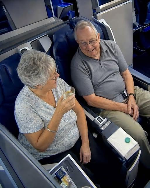 En Navidad, mi nuera dijo: “Estamos haciendo Navidad en casa de mi madre. Puedes quedarte en casa”. No discutí. Acabo de reservar un vuelo. Cuando publiqué las fotos, mi teléfono explotó. ¿Quién era el hombre sentado al lado de…