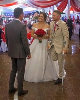 Cuando mi ex esposa se casó con un trabajador de cuello azul, asistí a su boda con dolor