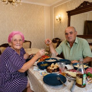 Durante 35 años creyó que su esposo la envenenaba cada noche: la verdad detrás del ritual del vaso