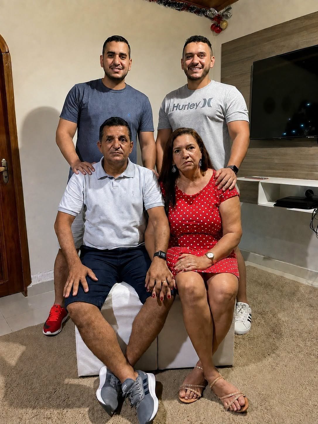 Todas las noches, mis dos hijos le pedían a mi esposa que durmiera junto a ellos… Cuando escondí una cámara en su habitación, lo que vi me dejó paralizado