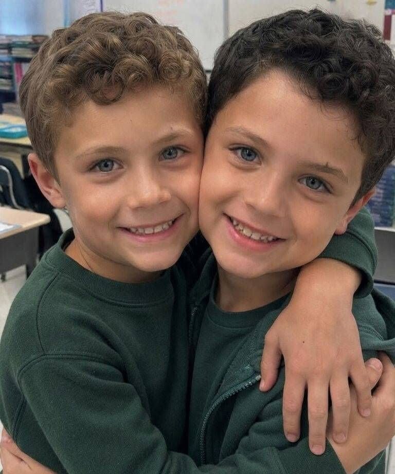 Un chico de la escuela insistía en que era el hermano de mi hijo; cuando por fin vi su cara, casi me fallan las rodillas.