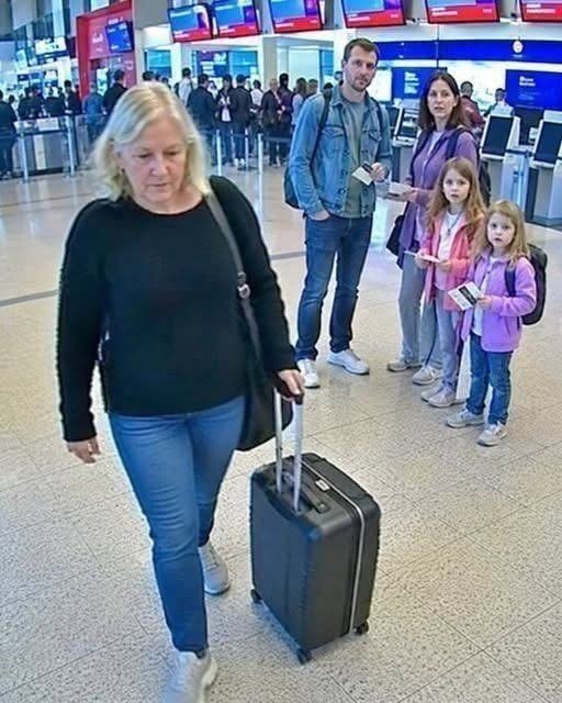 Compré los billetes de avión para toda la familia, pero en el aeropuerto mi nuera me dijo amablemente que le habían dado mi asiento a su madre porque los niños se sienten más cercanos a ella, y mi hijo asintió en silencio. Me quedé paralizada un instante, luego sonreí y me marché sin alzar la voz. Un minuto después, ya más tranquila, cambié por completo las vacaciones de 47.000 dólares en Hawái con una sola llamada telefónica y reorgané discretamente mi patrimonio de 5,8 millones de dólares de una forma que nadie esperaba.