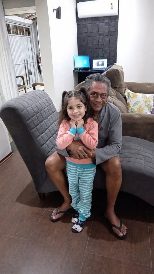 El abuelo cambiaba la ropa de mi hija todos los días y, cuando llegaba la hora del baño, siempre decía: «Déjame bañarla a mí». Un día ya no pude soportarlo más y escondí una cámarakara…