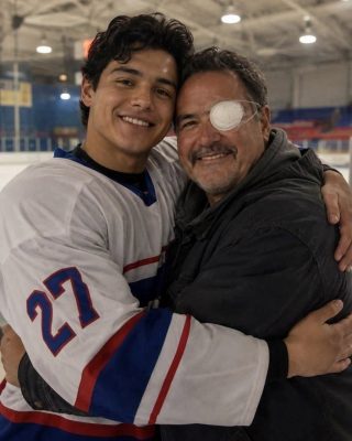 Adopté al hijo de mi mejor amigo después de que lo abandonara. Años después, el niño invitó a su padre biológico a un partido de hockey y dio un discurso que me hizo llorar.