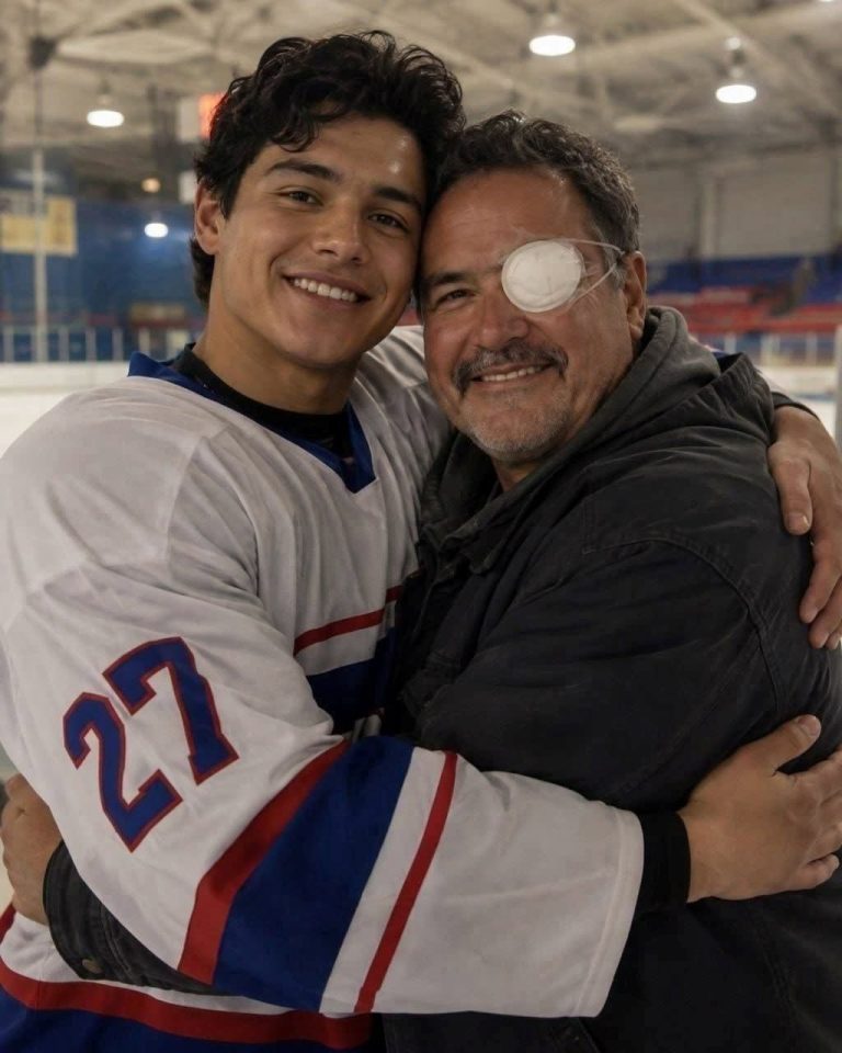 Adopté al hijo de mi mejor amigo después de que lo abandonara. Años después, el niño invitó a su padre biológico a un partido de hockey y dio un discurso que me hizo llorar.